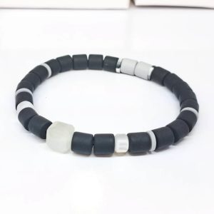 دستبند سنگ مون‌ استون و صدف با فیمو مشکی - Code M25